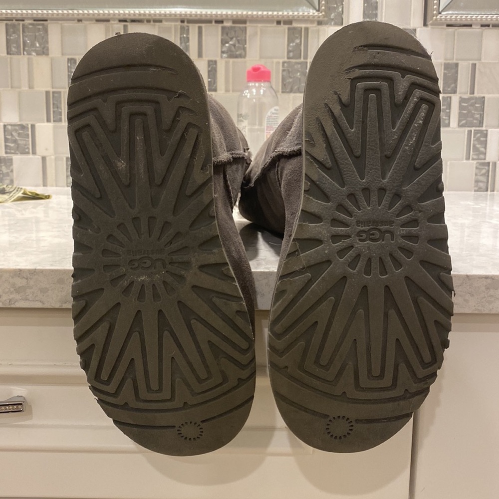 Grey button uggs - Picture 4 of 4